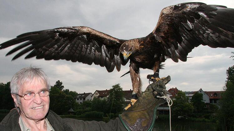 Falkner Albert Triebel mit einem Steinadler vor dem Thurnauer Schlossweiher.  Fotos: Jürgen Gärtner