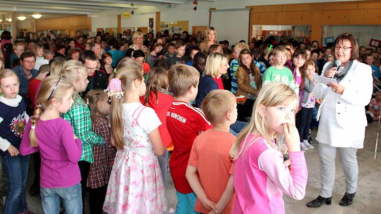 Rektorin Sieglinde Gröger (r.) erklärte den Hintergrund des Fests.