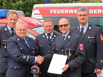 Gerodas Hans Roth (2. von links) erhielt das Bayerische Feuerwehrehrenkreuz in Silber. Foto: FFW Geroda