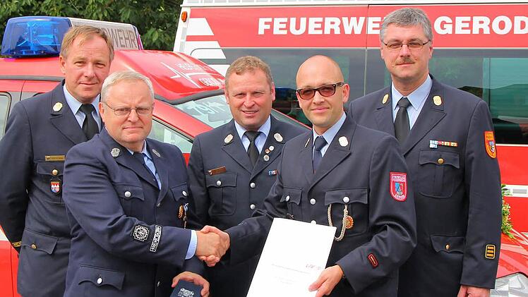 Gerodas Hans Roth (2. von links) erhielt das Bayerische Feuerwehrehrenkreuz in Silber. Foto: FFW Geroda