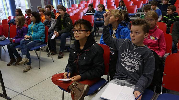 "Suchen und finden im Internet" - darum ging es in der Kinder-Uni-Vorlesung von Andreas Henrich. Foto: Barbara Herbst