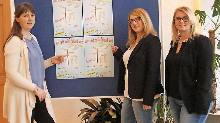 Die Organisatorinnen Cynthia Derra, Julia Baum und Christine Kuchenmeister (von links) haben ein Plakat erstellt und laden alle Jugendlichen und jungen Erwachsenen zu der Bildungsmesse ein.
