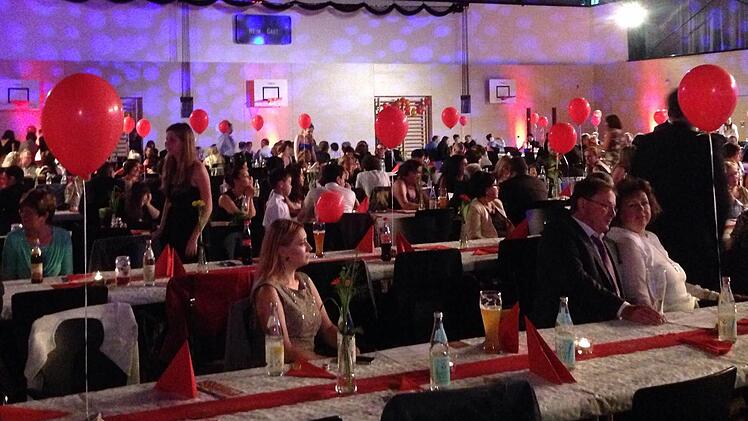 In der Stadthalle Ebermannstadt hat einer der roten Ballons einen Feuerwehreinsatz ausgelöst.  Foto: Luisa Hölzel