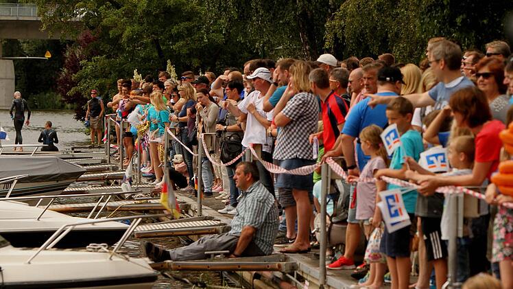 Am Yachthafen sicherten sich viele Zuschauer Plätze am Wasser.