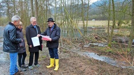 Abschlussbesprechung am Nüdlinger Bach mit (von links) Landschaftsplaner Robert Knidlberger (Land+plan, Wartmannsroth), "Biberbeauftragte" Doris Hupfer (Untere Naturschutzbehörde), Leonhard Rosentritt (Wasserwirtschaftsamt) und Bürgermeister Harald Hofmann. Foto: Sigismund von Dobschütz