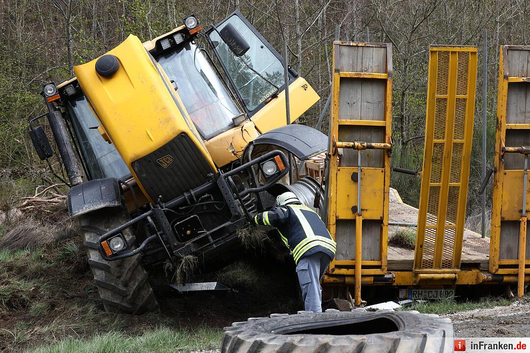 Golf kollidiert mit Traktor: 49-Jährige schwer verletzt