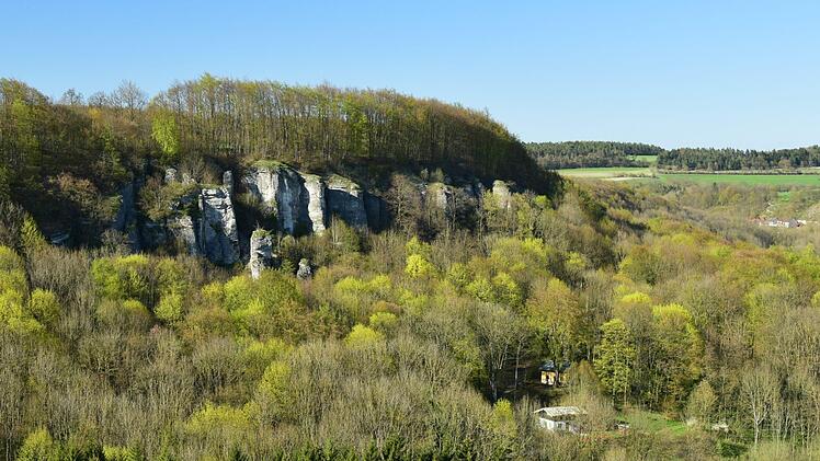 Ein Idyll: Blick von der "Dragonerspitze" aus auf den Klettergarten und die "Almadler-Hütte" bei Buttenheim.  Fotos: Martin Renger