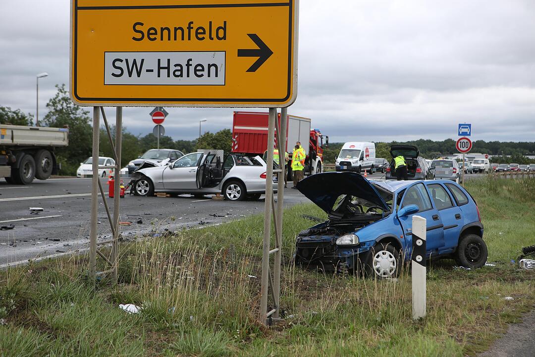 Traurige Bilanz eines Verkehrsunfalls: Eine Tote und drei Schwerverletzte - Mercedes rammt frontal in Beifahrerseite von Opel