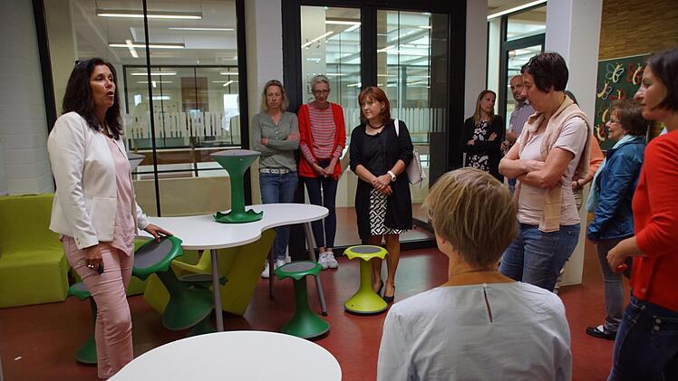 Schulleiterin Antje Schorn (links) führte die Mitglieder des "Netzwerkes Ganztag" durch die "Lernlandschaften" der Dreiberg-Schule Knetzgau.Sabine Weinbeer