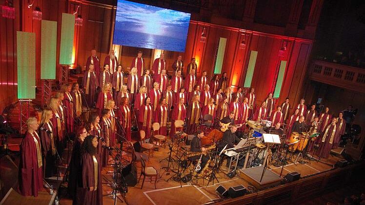 Sowohl der Chor als auch die Solisten begeisterten. Foto: Klaus Werner