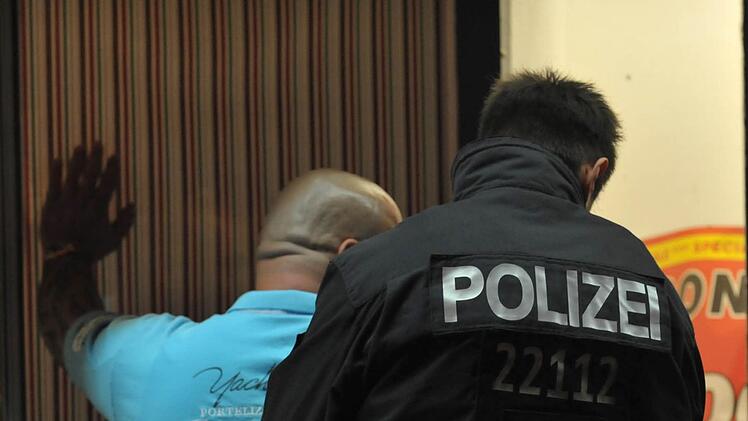 Die Polizei N&uuml;rnberg hat am Bahnhofsplatz einen Mann in Gewahrsam genommen, nachdem dieser sie mit einem Nazigru&szlig; angesprochen hatte. Symbolfoto: Paul Zinken/dpa