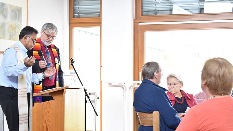 Die Geistlichen segnen den Raum Foto: Petra Malbrich