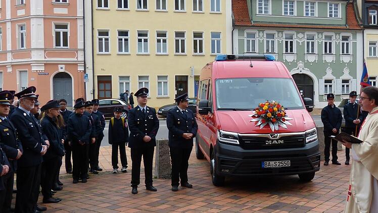 Pfarrer Marcus Wolf segnet im Beisein der Feuerwehrleute das neue Einsatzfahrzeug "Florian Bamberg 11/11/1".  alle Fotos: Julian Megerle