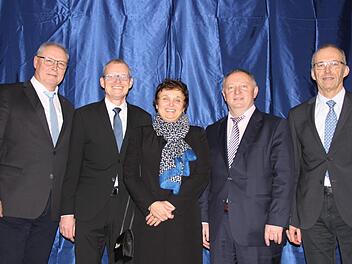 In einer kleinen Feierstunde wurde Andreas Hagedorn als Schulleiter der  Saaletal-Schule eingeführt: (von links) der Geschäftsführer der Caritas Schulen, Rudolf Hoffmann, der neue Rektor Andreas Hagedorn mit Frau Christine, Landrat Thomas Bold und Regierungsschuldirektor Thomas Sicheneder. Foto: Hilmar Ruppert
