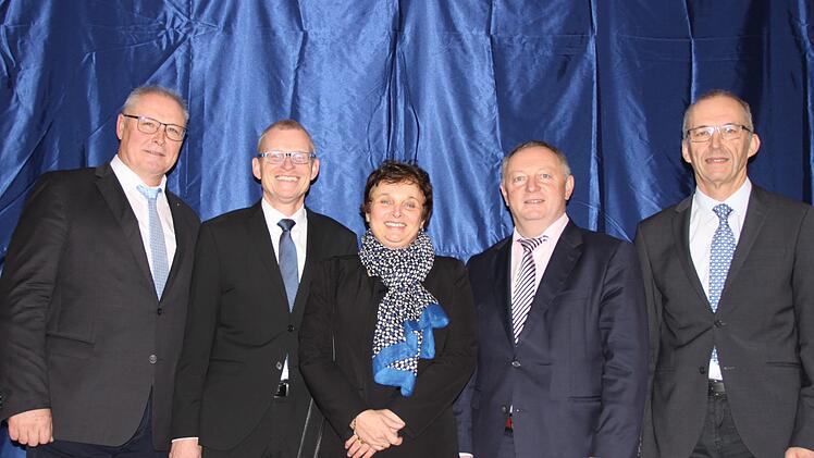 In einer kleinen Feierstunde wurde Andreas Hagedorn als Schulleiter der  Saaletal-Schule eingeführt: (von links) der Geschäftsführer der Caritas Schulen, Rudolf Hoffmann, der neue Rektor Andreas Hagedorn mit Frau Christine, Landrat Thomas Bold und Regierungsschuldirektor Thomas Sicheneder. Foto: Hilmar Ruppert
