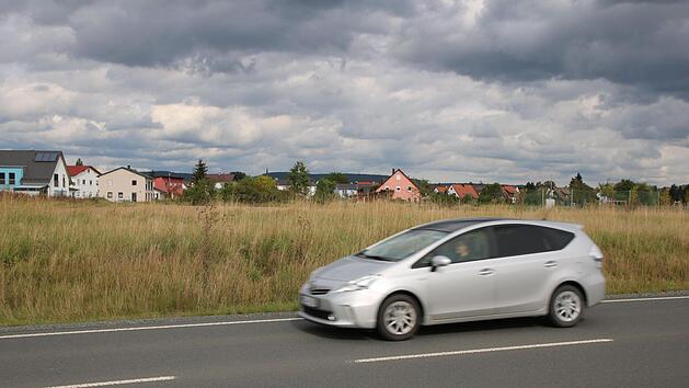 Über den Lärmschutz für das Baugebiet Melkendorf-Siegberg (im Hintergrund) will die Stadt mit den Bürgern diskutieren. Sie beschweren sich über Lastwagen und Motorräder, die zu schnell fahren.Alexander Hartmann