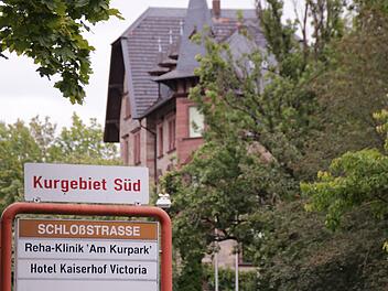 Im Kurgebiet im Süden und Osten der Altstadt gibt es nicht nur schöne historische Villen, sondern auch viel verfall. Foto: Benedikt Borst