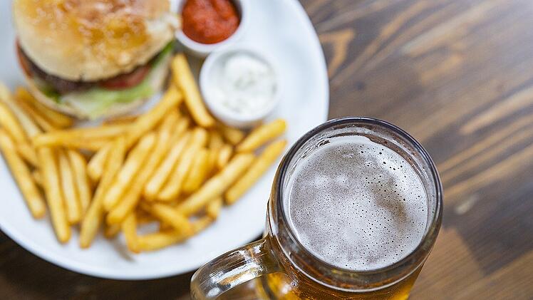Bier und Burger solltest du besser nicht miteinander kombinieren.