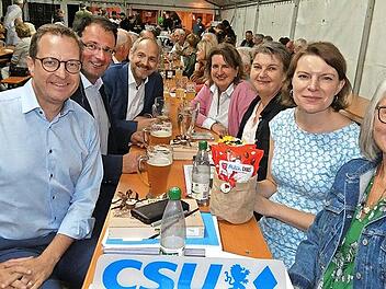 Ein dickes Lob zollte MdL Martin Sch&ouml;ffel der K&ouml;dnitzer CSU-Ortsvorsitzenden Melanie Schieber, die ihre erste &ouml;ffentliche Politikveranstaltung als Vorsitzende gekonnt meisterte. Unser Bild zeigt (von links) Generalsekret&auml;r Martin Huber, Martin Sch...