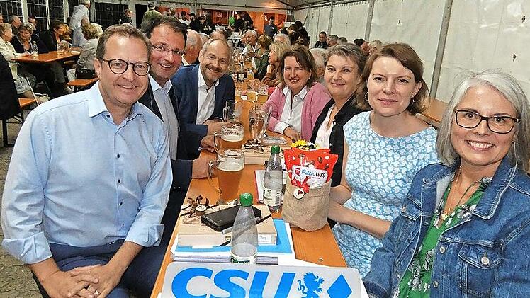 Ein dickes Lob zollte MdL Martin Schöffel der Ködnitzer CSU-Ortsvorsitzenden Melanie Schieber, die ihre erste öffentliche Politikveranstaltung als Vorsitzende gekonnt meisterte. Unser Bild zeigt (von links) Generalsekretär Martin Huber, Martin Sch...
