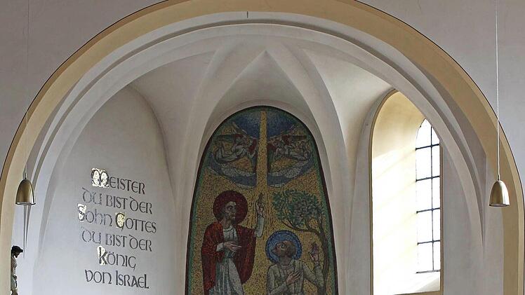 Die Kirche ist St. Bartholomäus geweiht.