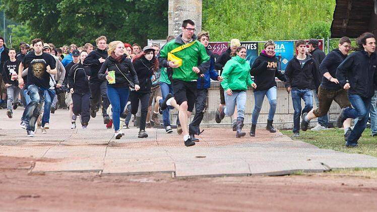 Rock im Park Besucher st&uuml;rmen den Platz vor der Centerstage. Fotos: News5 / Grundmann