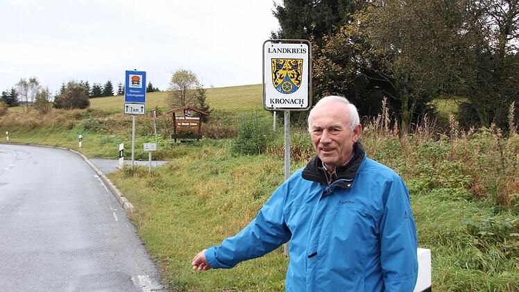 Heinrich Gehring an der Stelle, wo er vor 25 Jahren in wenigen Tagen eine Straße baute.