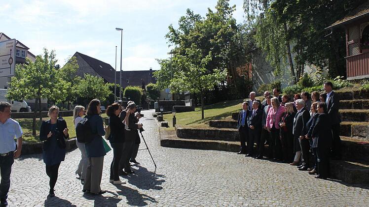 In Effeltrich war die mediale Aufmerksamkeit groß, als Staatsministerin Melanie Huml um junge Medizinstudenten warb.Fotos: Carmen Schwind