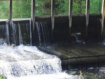 Werner Stumpf zweifelt an den Stau-Methoden der Flößer, Stadt und Flößergemeinschaft sehen sich im Recht.