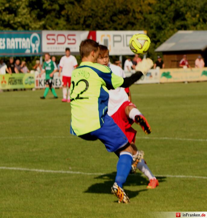 Mit einem Fallseitrückzieher überwindet hier der Regensburger Michael Faber den Sander Keeper Simon Mai (links) Und der Ball schlägt zum 2:5 Endstand im Sander Tor ein.