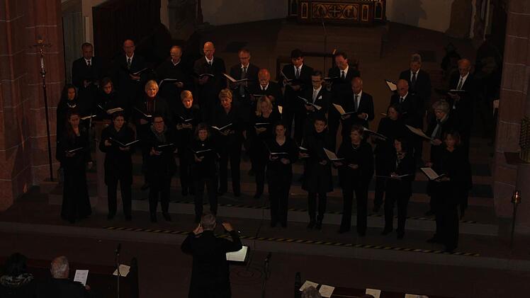 Der Eberner Kammerchor unter Leitung von Ulrike Zeidler überzeugte am Sonntagabend das Publikum mit geistlichen Stücken.