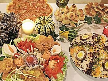 Das Buffet, das die Flüchtlinge vorbereitet hatten, schmeckte den Besuchern. Fotos: Helmut Will