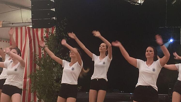 m weltmeisterlichen Outfit: Die Jugendgarde Maroldsweisach. Foto: Heidi Müller-Gärtner