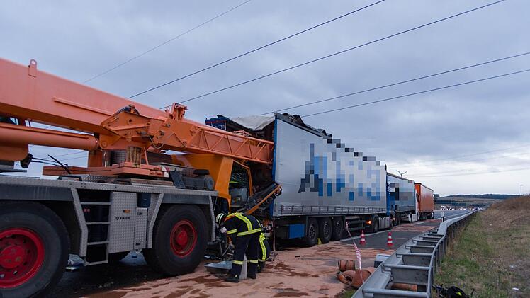 Der Fahrer des Baukrans wurde sehr schwer verletzt. Foto: NEWS5 / DESK