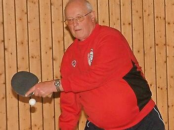 Größer kann der Altersunterschied wohl nicht sein. Beim FC Wacker Haig III spielten der 79-jährige Georg Vorndran...