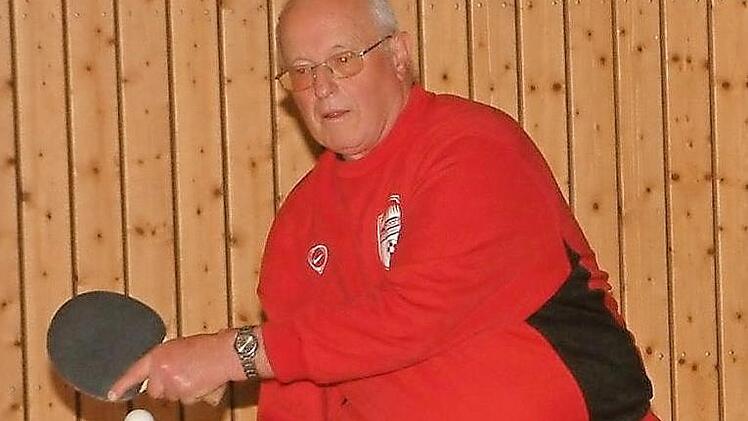 Größer kann der Altersunterschied wohl nicht sein. Beim FC Wacker Haig III spielten der 79-jährige Georg Vorndran...
