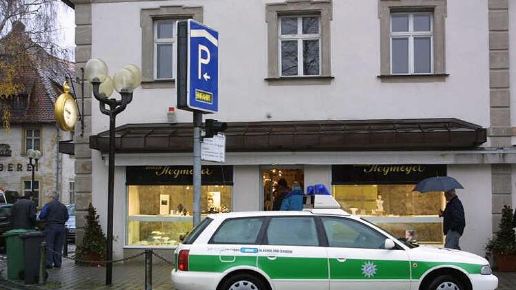 Am 19. November 2002 stürmten drei maskierte und bewaffnete Täter in den Juwelierladen am Marktplatz. Foto: Barbara Herbst/Archiv