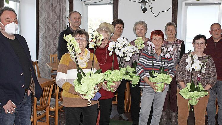 Ehrungen für 25- und 40-jährige Treue führte der Gartenbauverein Nordhalben durch. Unser Bild zeigt die ausgezeichneten Mitglieder mit Vereinsleitung und Ehrengästen.