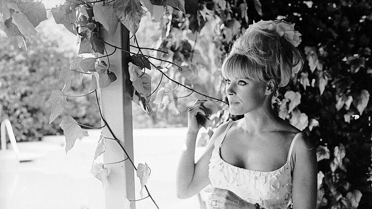 Elke Sommer auf ihrem Anwesen in Beverly Hills. 1964 zog sie nach Los Angeles - dem Jahr ihres Golden-Globe-Triumphs.