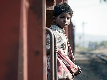 Endstation Kalkutta: Unfreiwillig ist der f&uuml;nfj&auml;hrige Saroo (Sunny Pawar) in der Millionenstadt Kalkutta gestrandet.