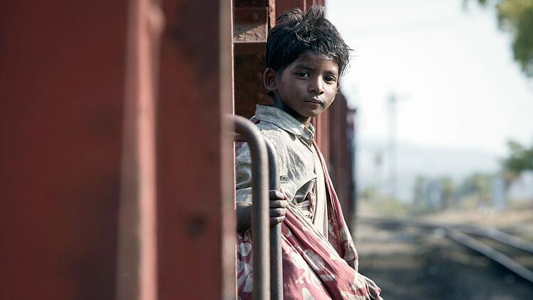 Endstation Kalkutta: Unfreiwillig ist der f&uuml;nfj&auml;hrige Saroo (Sunny Pawar) in der Millionenstadt Kalkutta gestrandet.