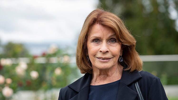 Nach ihrem schweren Sturz hat sich Senta Berger nun selbst zu Wort gemeldet.