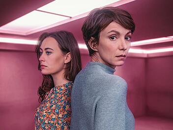 Psychoduell in Pink: Anna Lobrecht (Mercedes M&uuml;ller, links) eine notorische L&uuml;gnerin und ehemalige Patientin, wird von der forensischen Psychiaterin Dr. Karla Eckhardt (Julia Koschitz) befragt. Hat sie tats&auml;chlich, wie sie sagt, ihren ehemaligen - &uuml;bergriffigen - Therapeuten erschlagen?