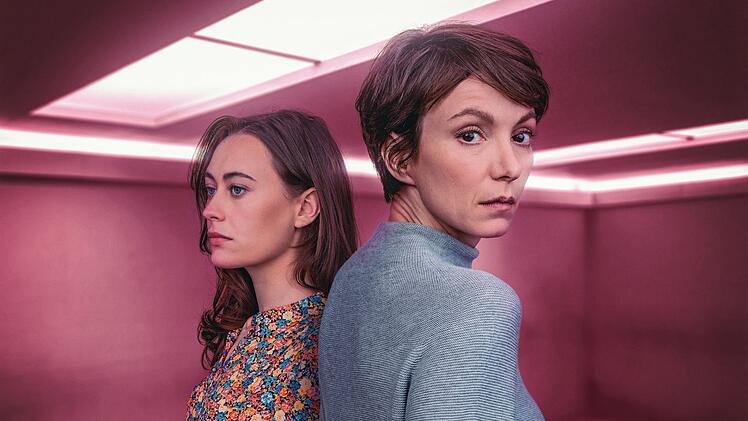 Psychoduell in Pink: Anna Lobrecht (Mercedes M&uuml;ller, links) eine notorische L&uuml;gnerin und ehemalige Patientin, wird von der forensischen Psychiaterin Dr. Karla Eckhardt (Julia Koschitz) befragt. Hat sie tats&auml;chlich, wie sie sagt, ihren ehemaligen - &uuml;bergriffigen - Therapeuten erschlagen?