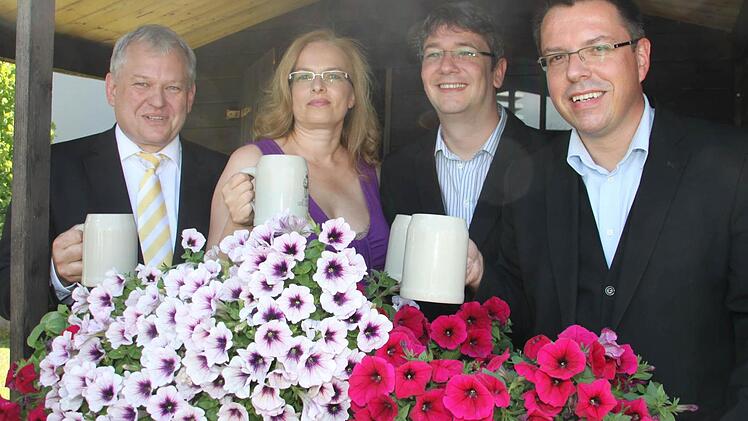 Die FDP-Kandidaten: (von links) Thomas Hacker (Landtag), Margit Drechsler (Listenkandidatin für den Landtag), Stephan Otte (Bundestag), Thomas Nagel (Landtags- und Bezirkstagskandidat).