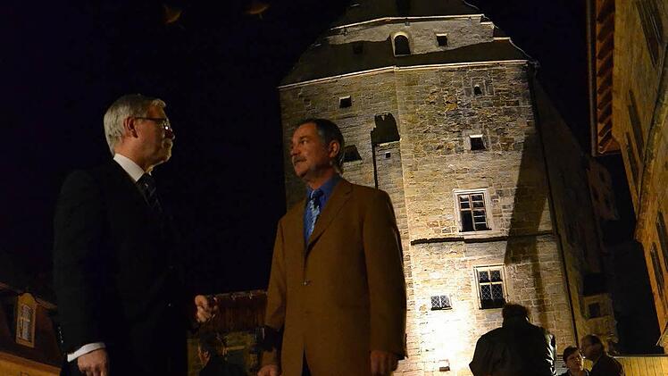 Günter Karittke und Ralf Wirth haben das fünfte Thurnauer Schlossfest organisiert und freuen sich über ein volles Haus. Im Fokus steht heuer die Sanierung der Kemenate (hinten). Foto: Katharina Müller-Sanke