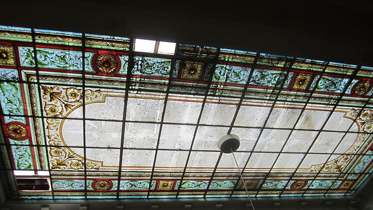 Prächtig ist auch die Glasdecke im Treppenhaus auf der Westseite des Luitpoldbades.