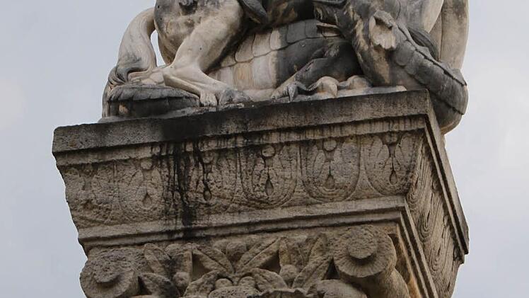 Es wird vom Stadtpatron St. Georg geschmückt.