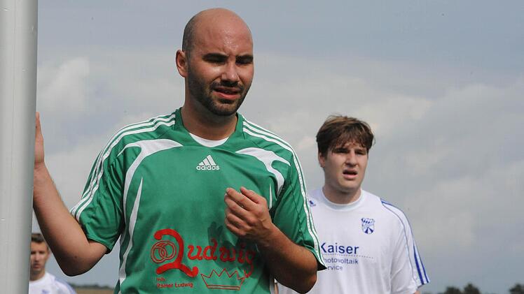 Wann kommt der Ball? Mimiken aus dem Spiel des TSV Oerlenbach gegen den TSV Maßbach. Foto: Hopf