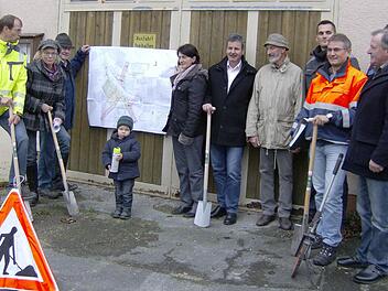 Reges Interesse beim ersten Spatenstich in Lilling Foto: Petra Malbrich